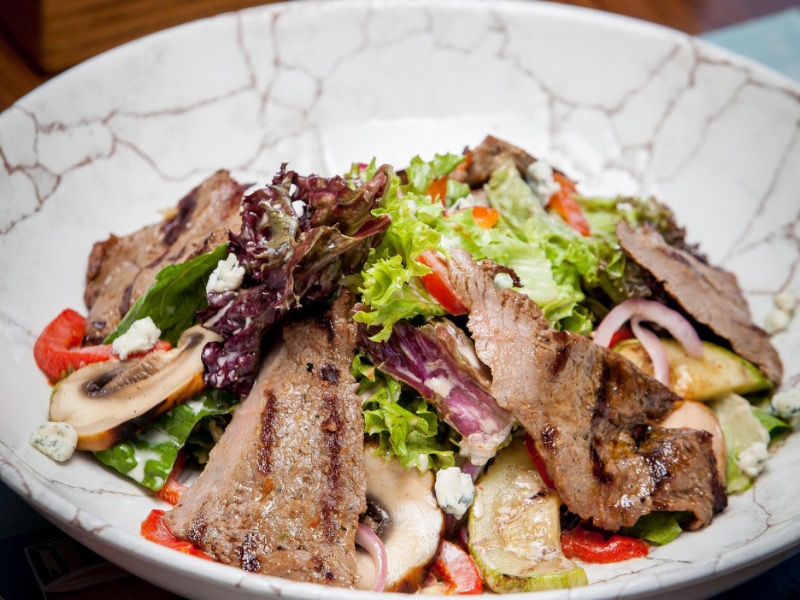 Теплий салат з телятиною та овочами / Salad with grilled veal and vegetables