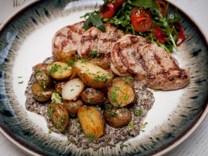 Медальйони зі свинини з бейбі картоплею / Pork medallions with potato