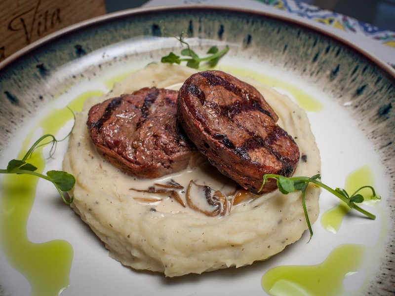 Медальйони з трюфельним пюре / Beef medallions with truffle potato